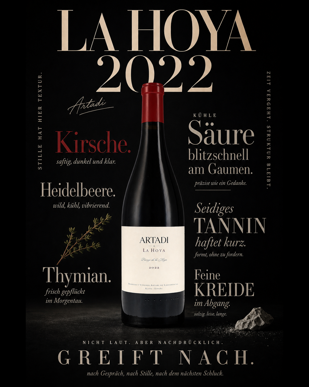 La Hoya 2022 — Kirsche. Heidelbeere. Thymian. Kühle Säure blitzschnell am Gaumen. Seidiges Tannin haftet kurz. Feine Kreide im Abgang. Greift nach.